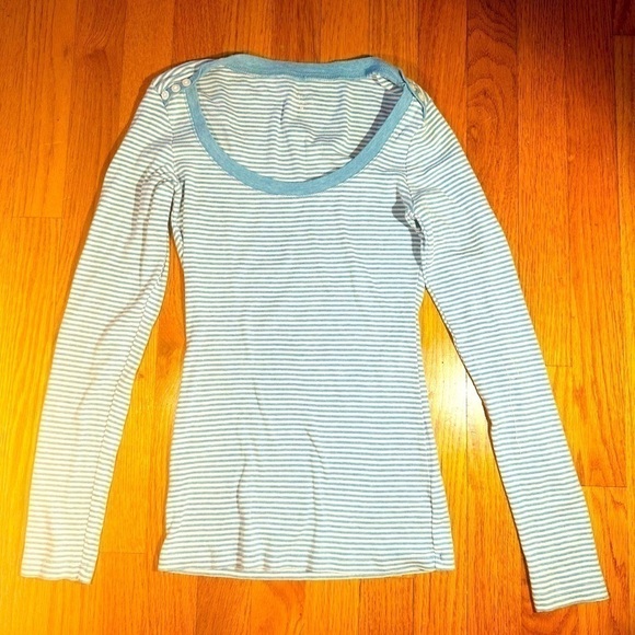 Express Striped ScoopNeck Long sleeve T-shirt
A super soft cotton modal blend - Picture 6 of 9